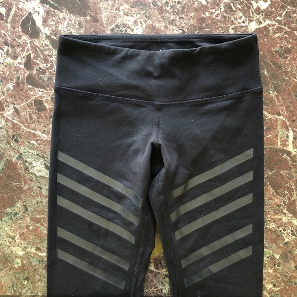 ALO YOGA Airbrush Lineal Diagonal Stripe Leggings in Black - Picture 8 of 12